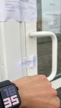 На клюшку: судебные приставы в Хакасии опечатали двери медорганизации
