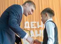 Маленького героя из 25 абаканской школы наградил Глава Хакасии