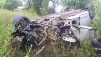 Из-за взрыва колеса Mercedes улетел в дерево на трассе в Хакасии