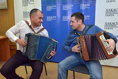 Иван Шулбаев и Юрий Мусихин всегда в творческом настроении, стоит им только взять в руки любимый музыкальный инструмент. 