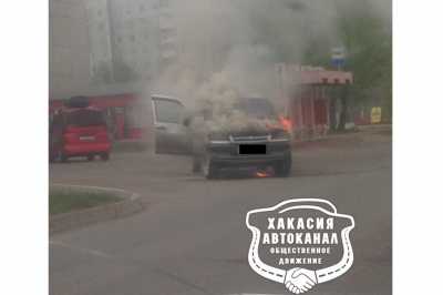 В городе во время движения загорелся автомобиль