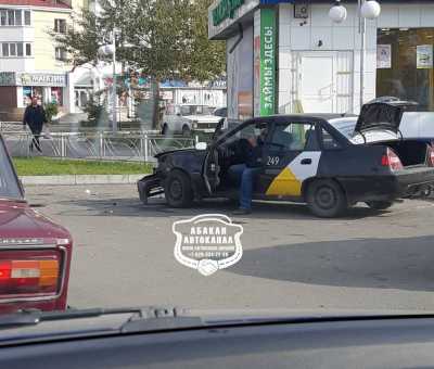 Автомобиль Яндекс.Такси пострадал в Абакане