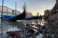 Каналы Венеции пересохли: гондолы стоят на мели