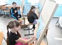 Аня Пономаренко, Дарья Штейнбрехер и Артём Гладков — воспитанники художественного отделения Боградской детской школы искусств. 