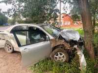 Отбросило в дерево: две Тойоты Короллы не поделили дорогу в городе Хакасии