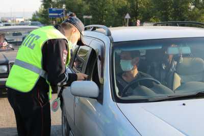 Утром инспекторы ДПС останавливали все машины на трассе в Хакасии