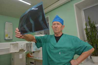 За 32 года практики врач-рентгенолог Виктор Ларионов по снимкам может не только поставить диагноз, но и спрогнозировать течение болезни. 
