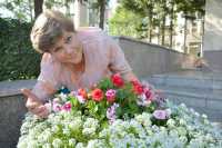 Ольга Яковлевна Вагина — одна из тех, кто делает Абакан красивее. Её цветы украшают территории возле нескольких десятков магазинов и даже вход в здание правительства республики