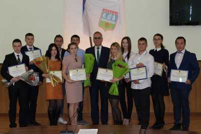 Лучшие студенты Абакана получили именные стипендии из рук Николая Булакина