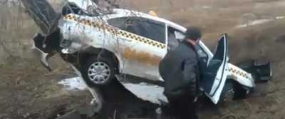 В Хакасии таксист с пассажиром оказались на дереве