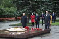 Представители Верховного Совета Хакасии почтили память погибших солдат