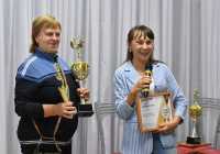 Сотрудники газеты «Хакасия» — победитель конкурса Тамара Кириченко и Людмила Радикевич благодарят коллег.