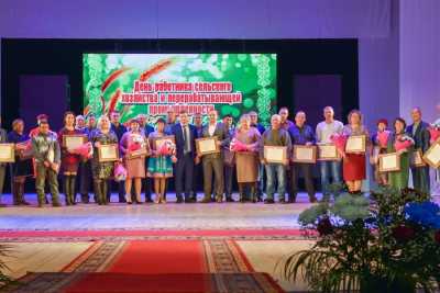 Глава Хакасии наградил аграриев и работников перерабатывающей промышленности