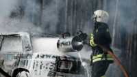 Ночью на трассе в Хакасии спасали машину от огня