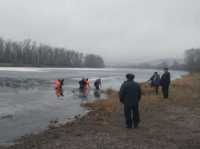 Рыбаки провалились под лед на Минусинской протоке