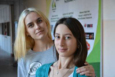 Ксении Зайцевой (слева) интересно экспериментировать, готовить новые блюда, а Настя Иваныкина любит рисовать, что немаловажно в выбранной профессии. 