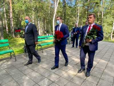 Валентин Коновалов почтил память погибших при аварии на Саяно-Шушенской ГЭС