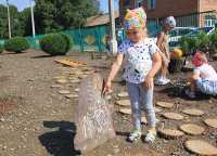 Трёхлетняя Полина Солдатова  из группы «Капельки» разглядела на детсадовском менгире солнце. 