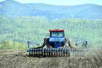 Можно бесконечно смотреть на то, как на фоне красивейших гор Хакасии новый трактор засевает поле яровыми. 