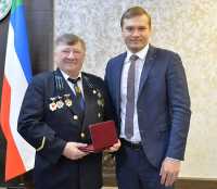 Валентин Коновалов вручил государственную награду заслуженному шахтёру РФ Николаю Конышенко. 
