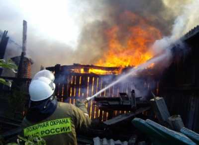 Из-за неосторожности в Хакасии сгорели баня и гараж