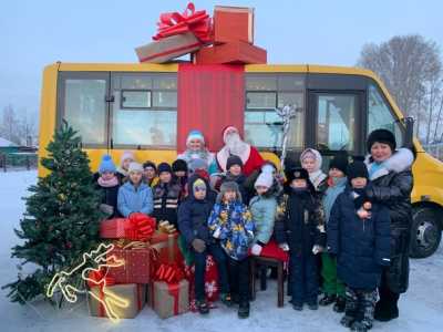 Автобус деда Мороза курсирует по Алтайскому району