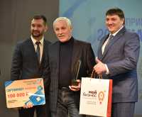 Виктор Богушевич (справа), министр экономического развития Хакасии, вручил Владимиру Потехину (в центре) диплом победителя и сертификат на 100 000 рублей. 