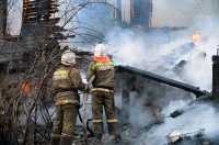 В столице Хакасии огонь охватил надворные постройки и жилой дом