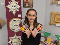 14-летняя Татьяна Шевцова показывает спектакли с пальчиковыми персонажами в школе-интернате для детей с нарушениями слуха. 