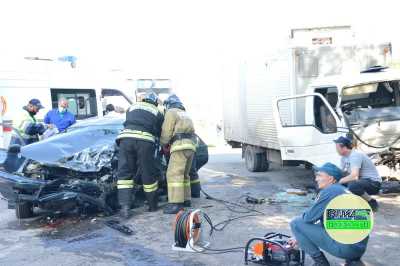 Иномарка на большой скорости врезалась в грузовик в Минусинске