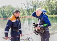 Водолазы Евгений Абрамов и Владислав Ромашов обеспечивают безопасность купающихся в зоне отдыха уже много лет. 