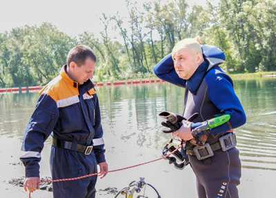 Водолазы Евгений Абрамов и Владислав Ромашов обеспечивают безопасность купающихся в зоне отдыха уже много лет. 