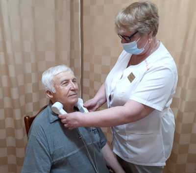 Медсестра Надежда Дмитриенко уже более 40 лет помогает пациентам. В том числе проводит магнито-лазеротерапию, которая позволяет избавиться от заболеваний верхних дыхательных путей.