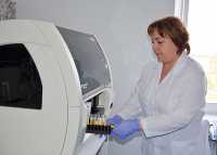 Врач-биолог Наталья Данилова на современном анализаторе проводит до 40 методик исследования системы гомеостаза (свёртывания крови). Техника позволяет полностью исключить влияние на результаты анализов «человеческого фактора». 