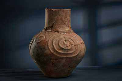 Керамический сосуд Тесинской культуры (I в. до н.э. — I в. н.э.) со спиралевидным орнаментом