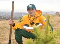 Парашютист-пожарный Виктор Соловьёв, чтобы посадить деревья-памятники, вместе с двумя десятками сослуживцев специально приехал из Абазы.
