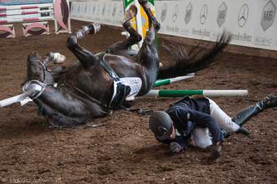 В Хакасии выясняют подробности падения лошади с опытной наездницей