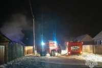 Двухквартирный жилой дом потушили пожарные в Белом Яре