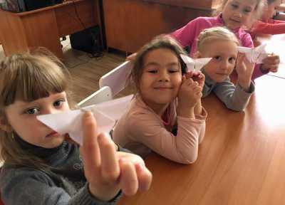 В Хакасии читатели-дошколята совершили книжное путешествие и смастерили бабочек