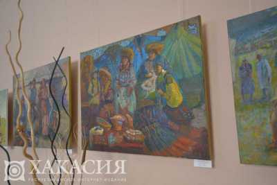 Картины, куклы и фотографии: сразу три выставки открылись в столице Хакасии