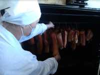 Заключенные в Хакасии коптят мясо по особым рецептам