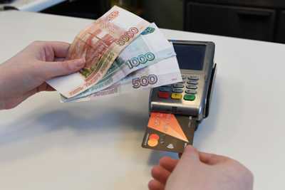 Российская молодежь разочаровалась в наличных деньгах