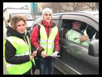 Одногруппники парня, сбитого автомобилистом в Саяногорске, окружили место ДТП
