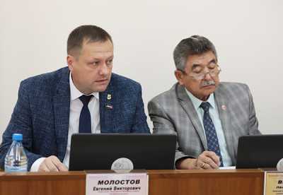 Евгений Молостов  и Пётр Воронин представили на президиуме свои законопроекты. 