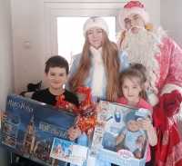 Участники Абаканского студсовета в роли Деда Мороза и Снегурочки вручают детям не только конфеты и шоколадки, но и игрушки, о которых ребята мечтали. 