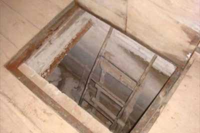 В Хакасии алиментщица спряталась от приставов в подполье