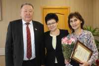 Сотрудникам Хакасского книжного издательства к Дню учителя вручили награды