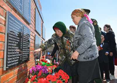 Старейшая жительница села Екатерина Туртановна Чепсаракова (слева) не могла не прийти на открытие мемориала. На памятнике — имена её отца и четырёх братьев. 