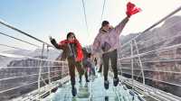 В Китае открыли мост из стекла на высоте 2 тыс. м над уровнем моря