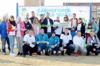 200 саженцев высадили металлурги и волонтеры Саяногорска в рамках акции «Зеленая волна»